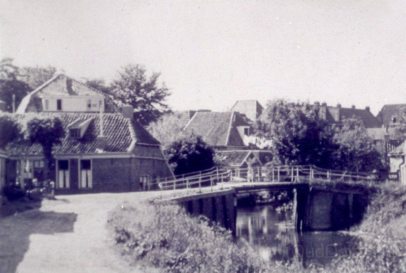 Dijkstraat bruggetje over Weiwerderrmaar naar Holtstek.jpg
